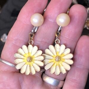 Vintage 50s Faux Pearl Screw Back/Clip On Earrings w/Dangling Ivory Daisy Flower